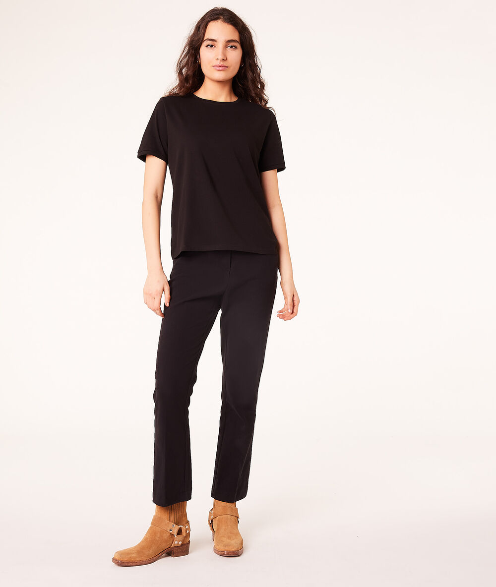 T-shirt col rond noir.