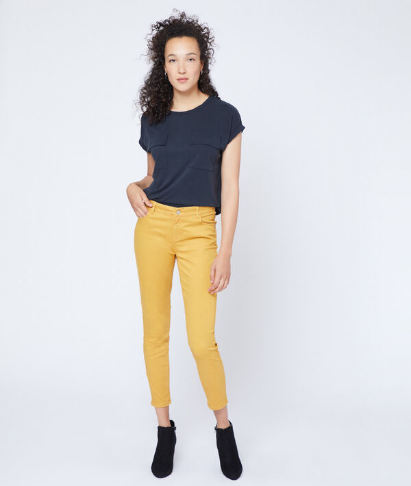Pantalon slim court en coton ocre.