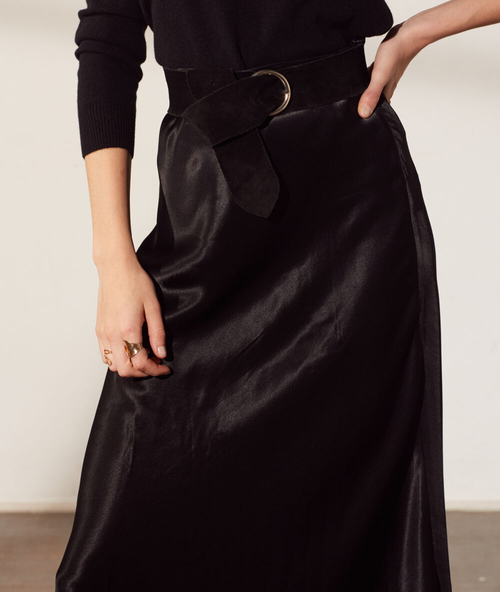 Jupe midi satinée noir.