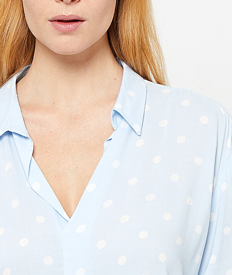 Blouse à pois ciel.