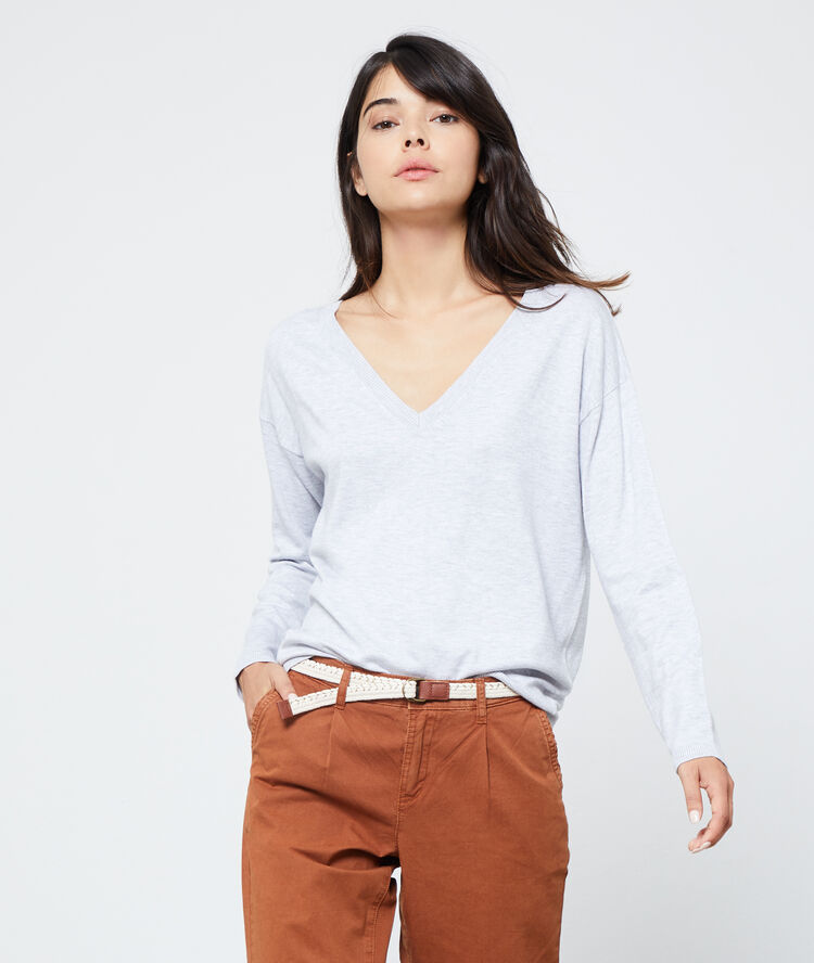 Pull col v en maille fine gris chine clair.