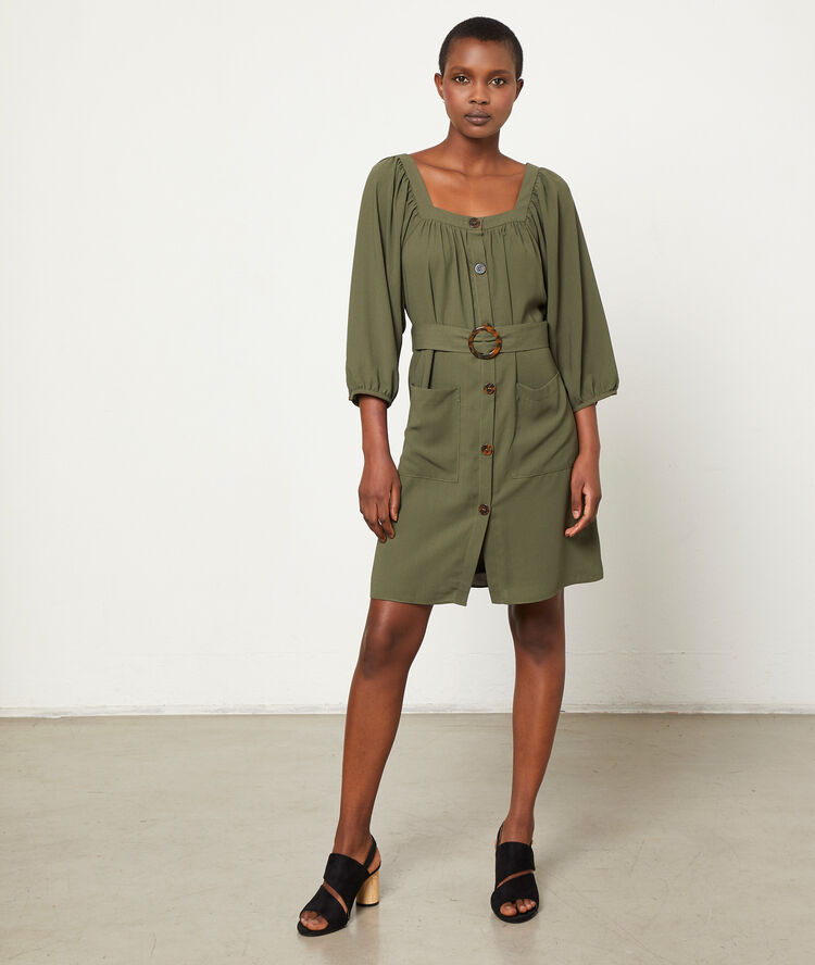 Robe boutonnée et ceinturée kaki.