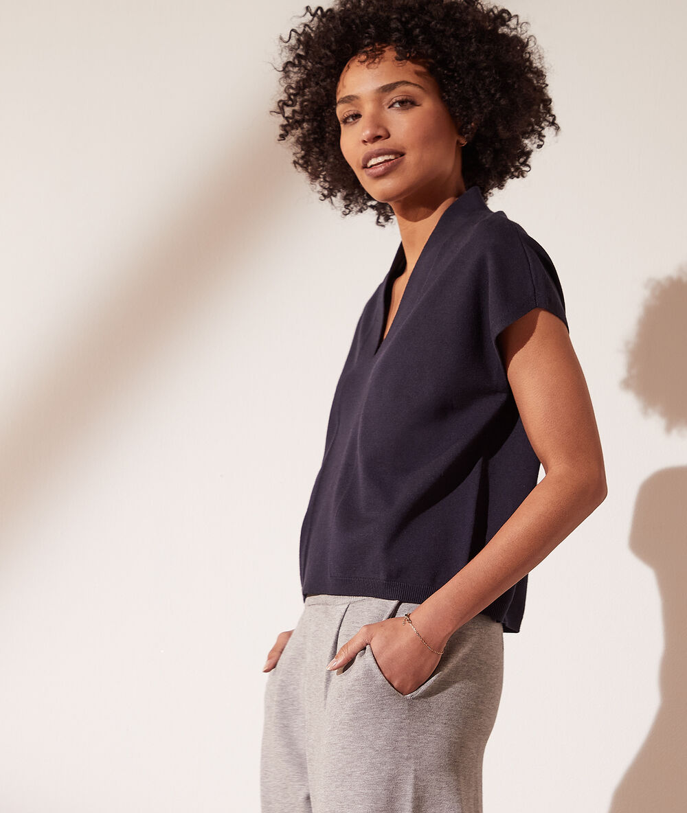 Top en maille col v bleu marine.
