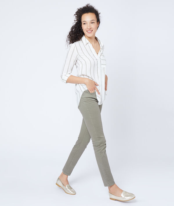 Chemise à rayures kaki.