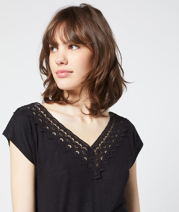 T-shirt à décolleté guipure noir.