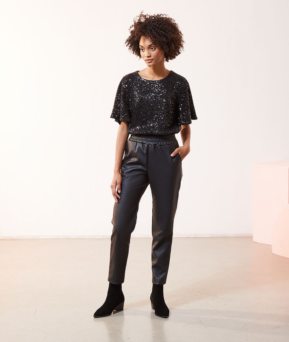 Pantalon taille smockée, effet cuir noir.
