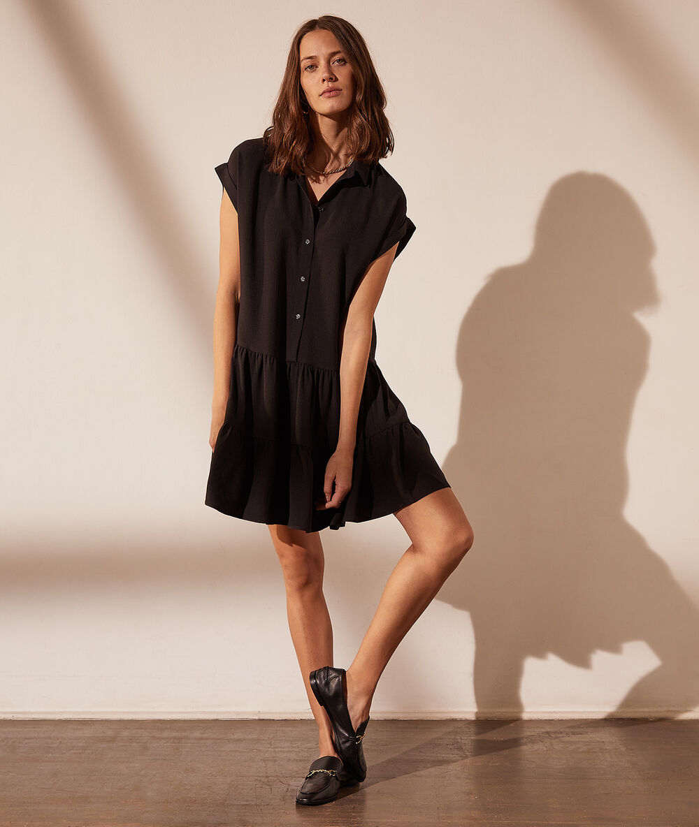 Robe chemise évasée noir.