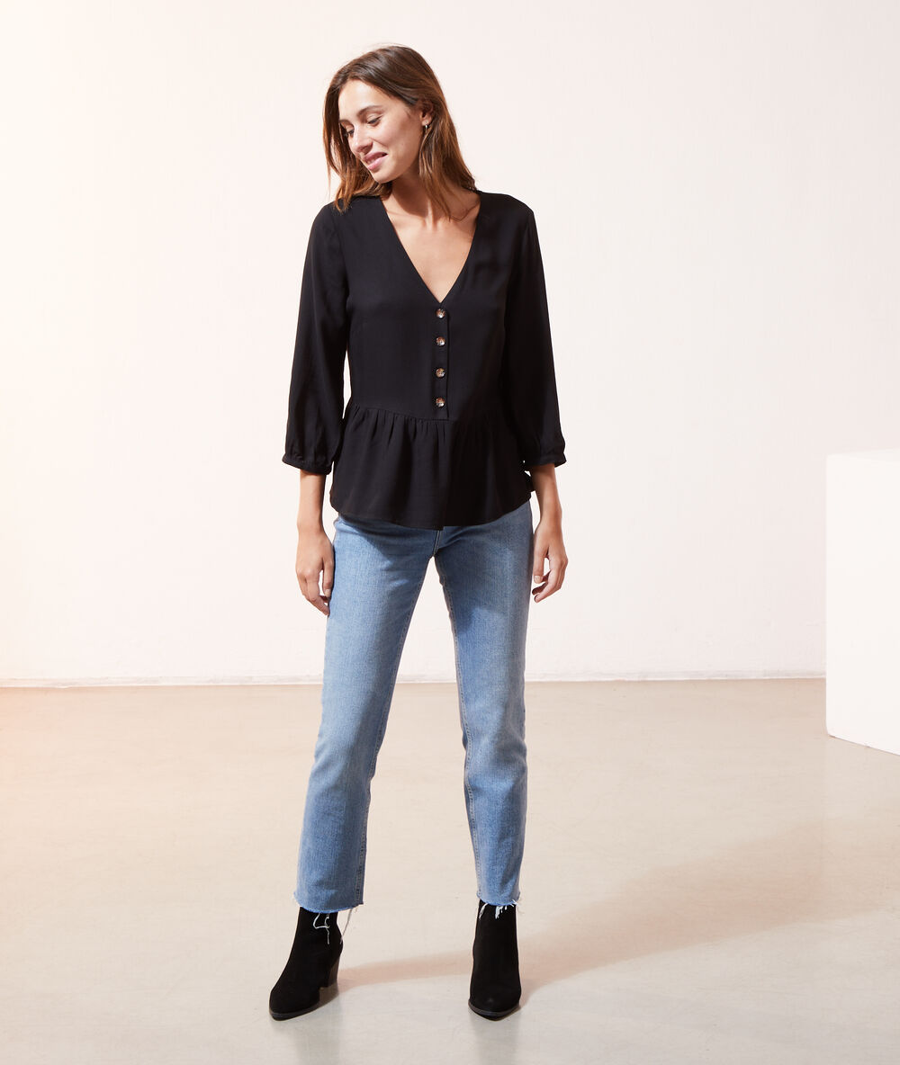 Blouse volantée à boutons noir.
