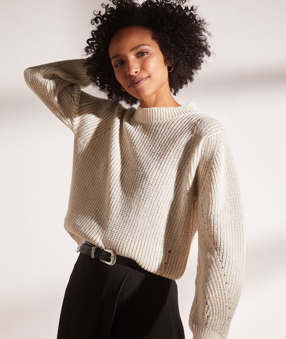 Pull en maille à fils métallisés ecru.