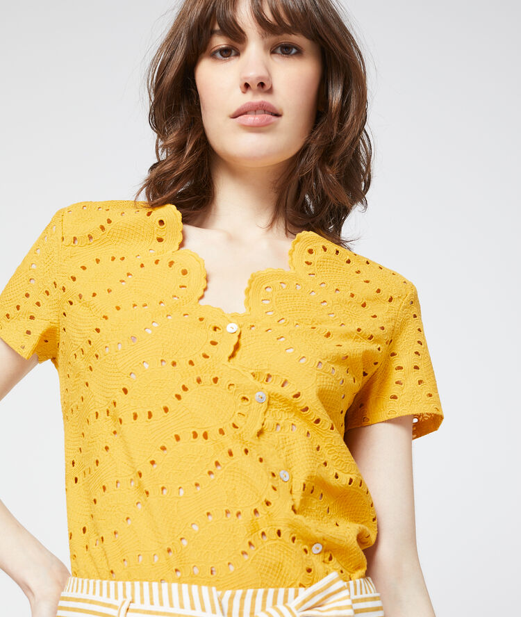 T-shirt à broderie anglaise curry.