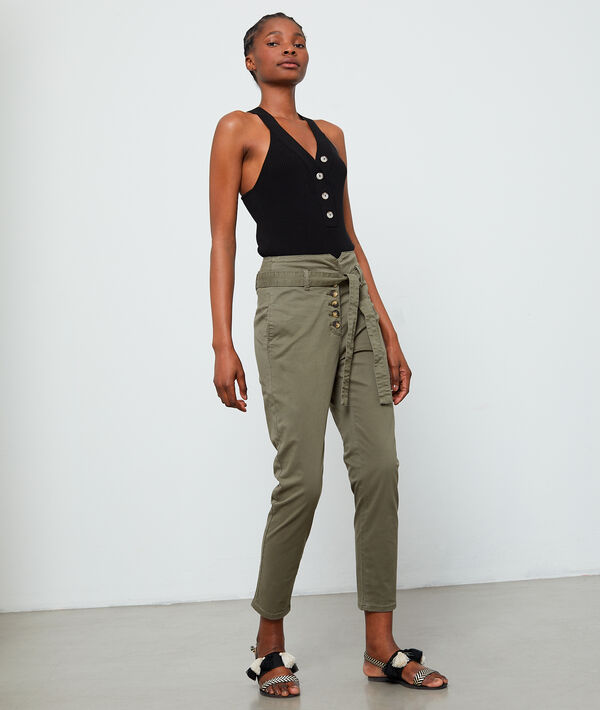 Pantalon carotte ceinturé à boutons kaki.