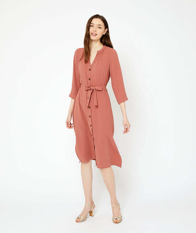 Robe longue ceinturée framboise.
