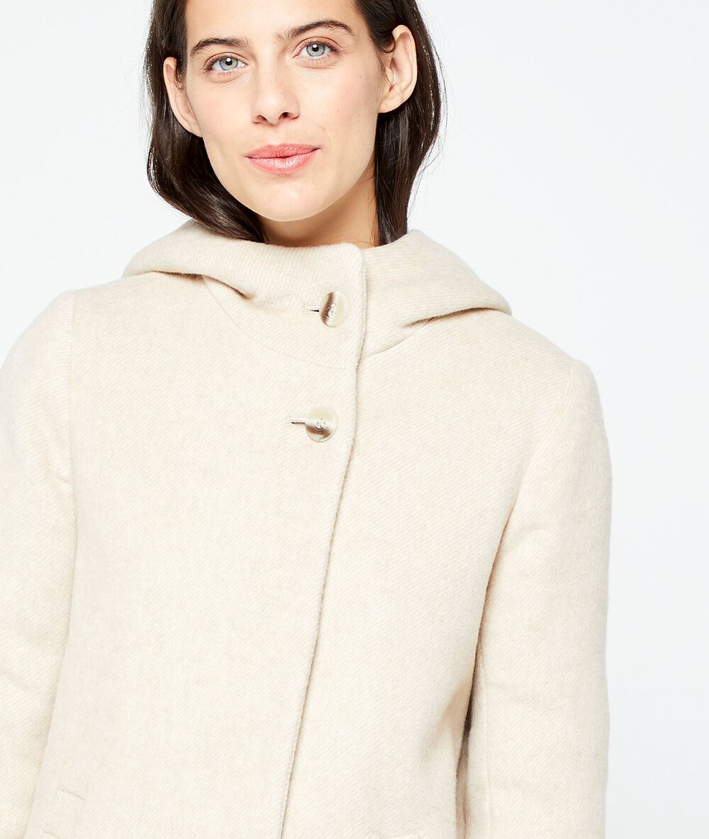 Manteau à capuche ecru.