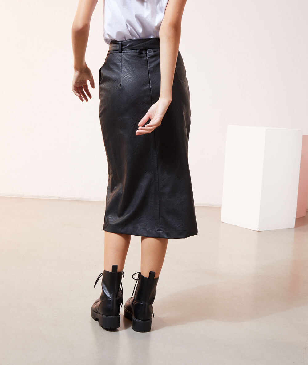 Jupe midi simili cuir noir.