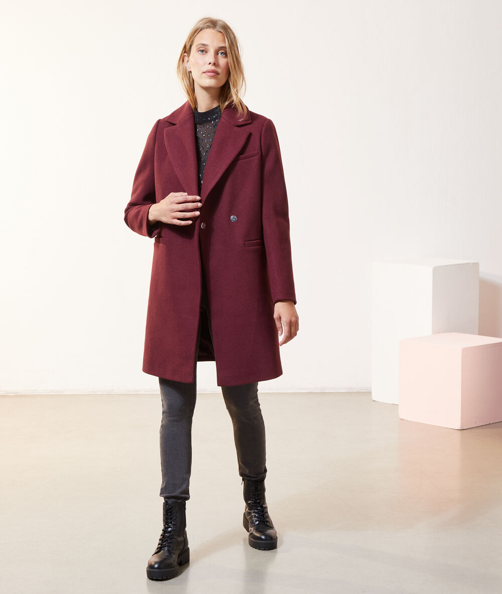 Manteau droit bordeaux.