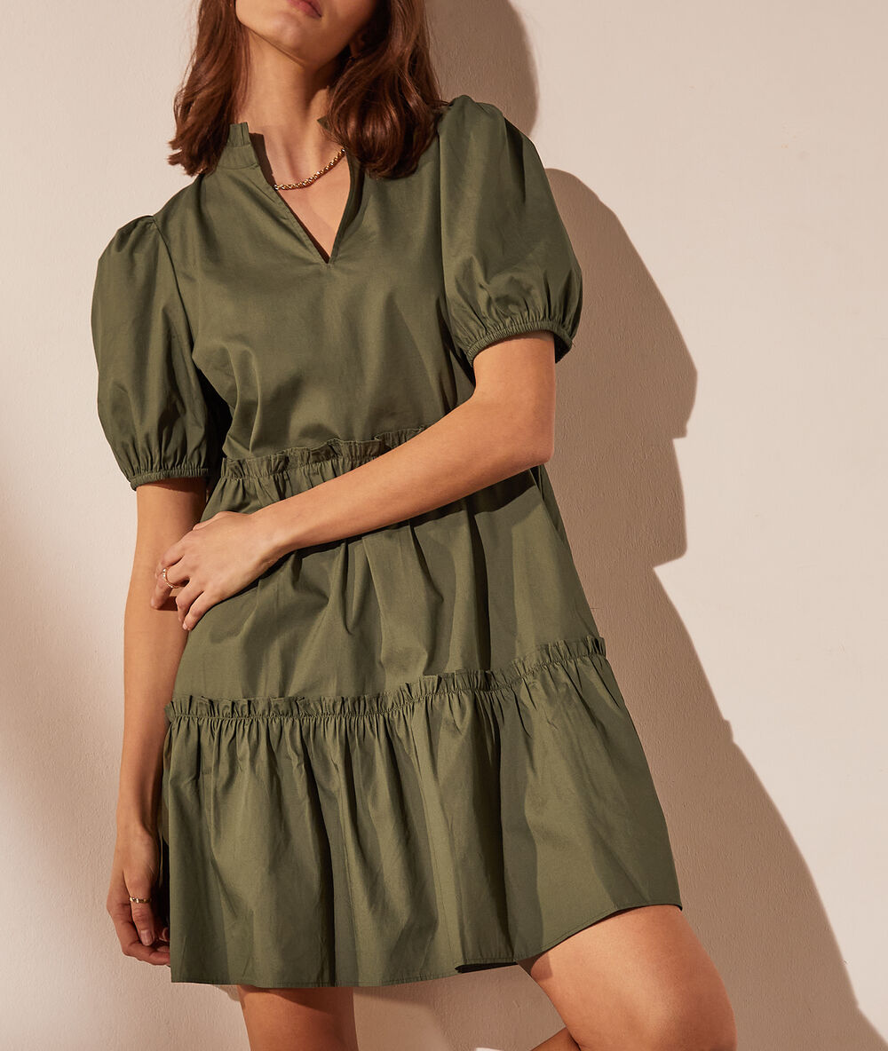 Robe évasée, manches ballon kaki fonce.