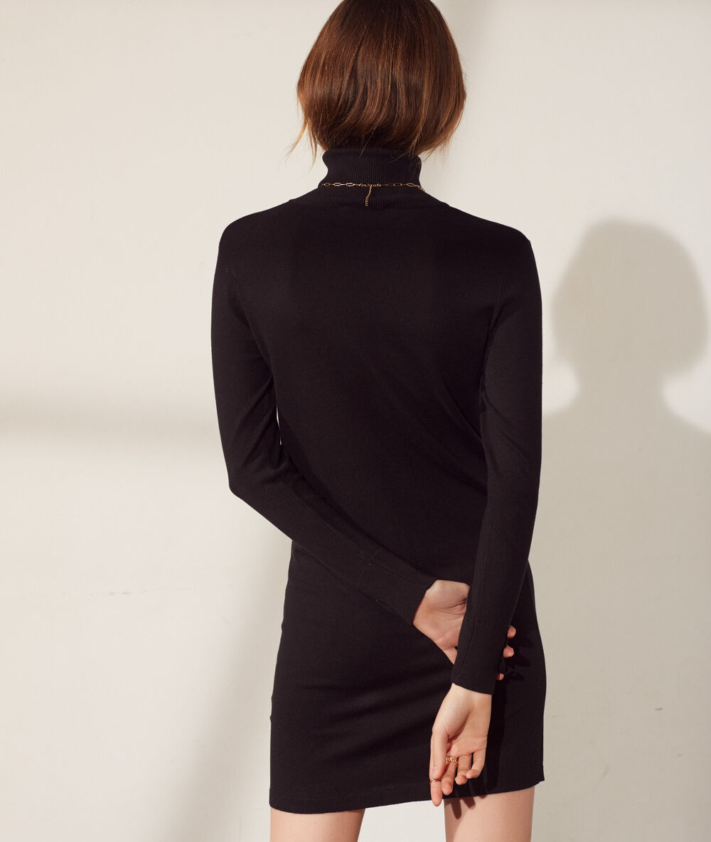 Robe pull à col roulé noir.
