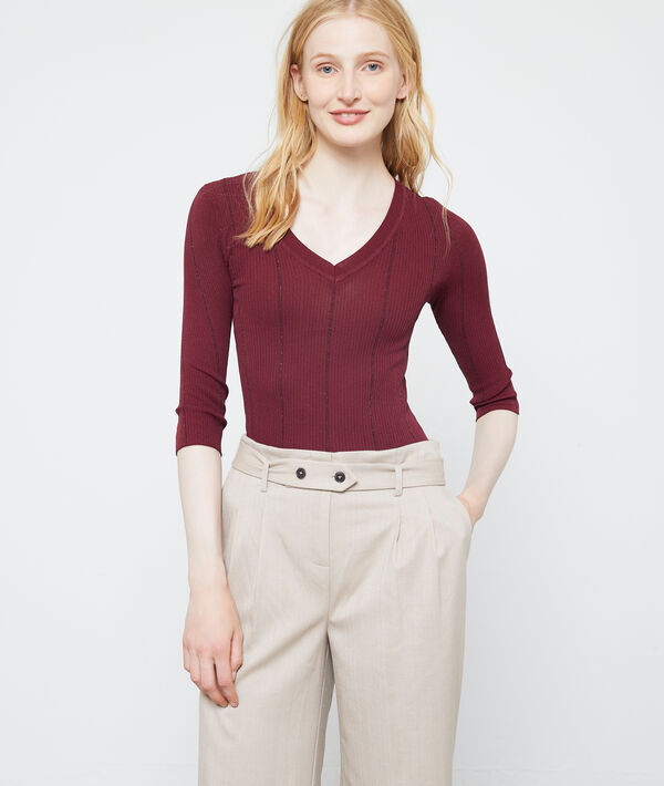 Pull rayé à fils métallisés bordeaux.