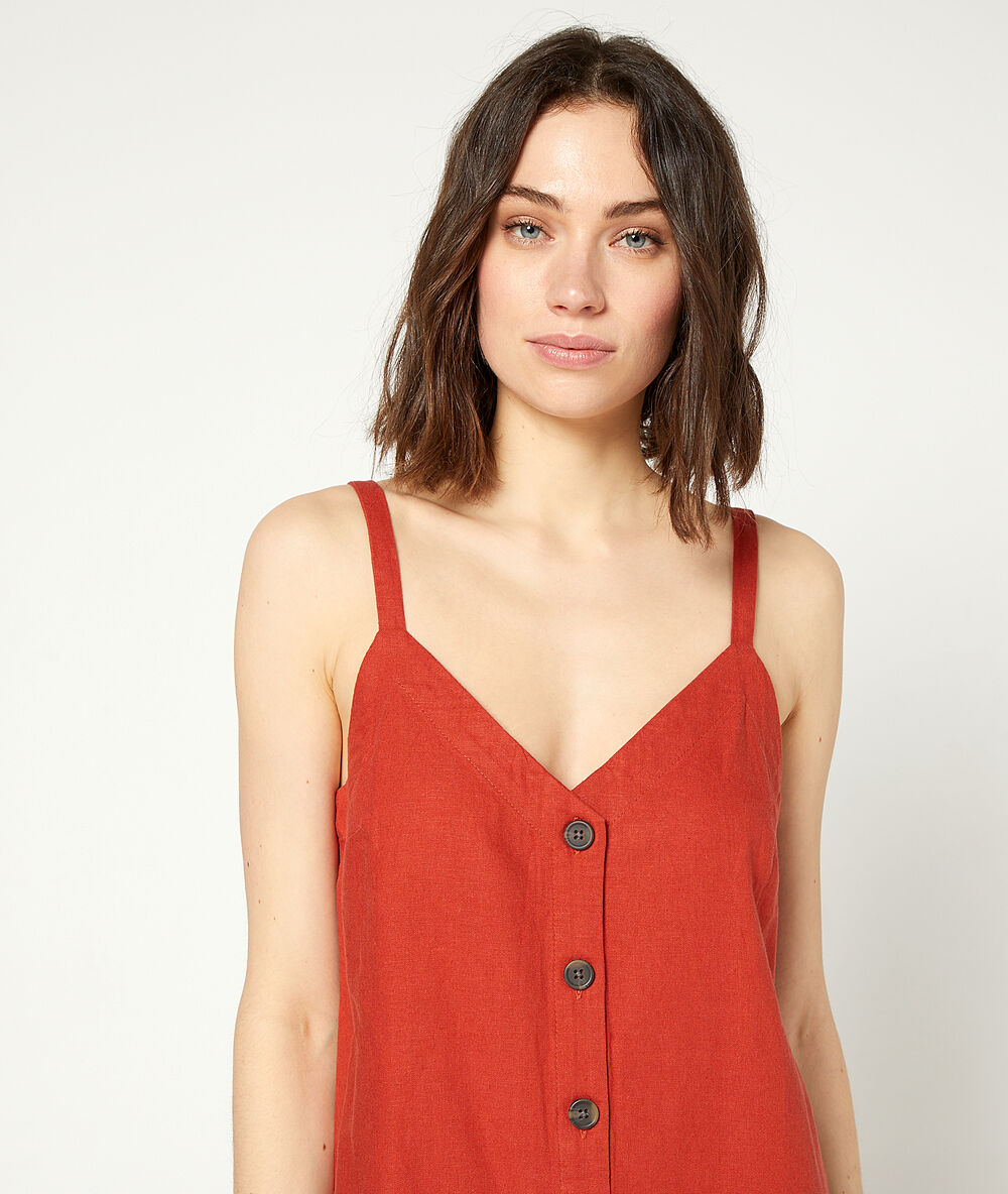 Robe boutonnée à bretelles brique.