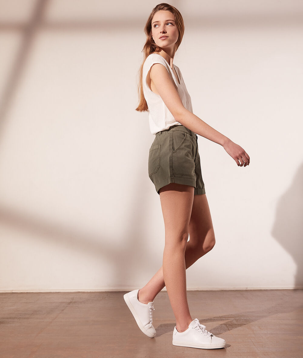 Short chino kaki fonce.