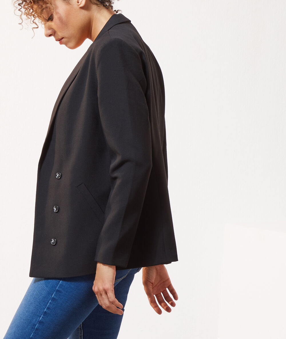 Veste de tailleur noir.