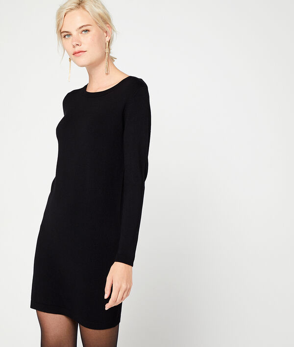 Robe pull noir.