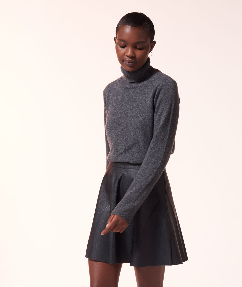 Jupe patineuse effet cuir noir.