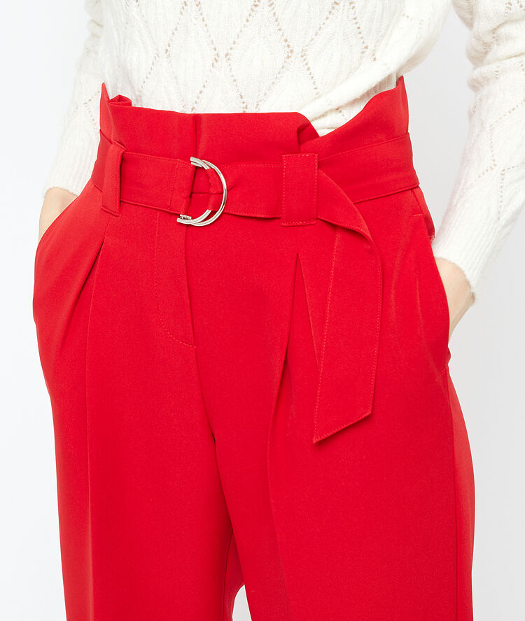 Pantalon carotte ceinturé carmin.