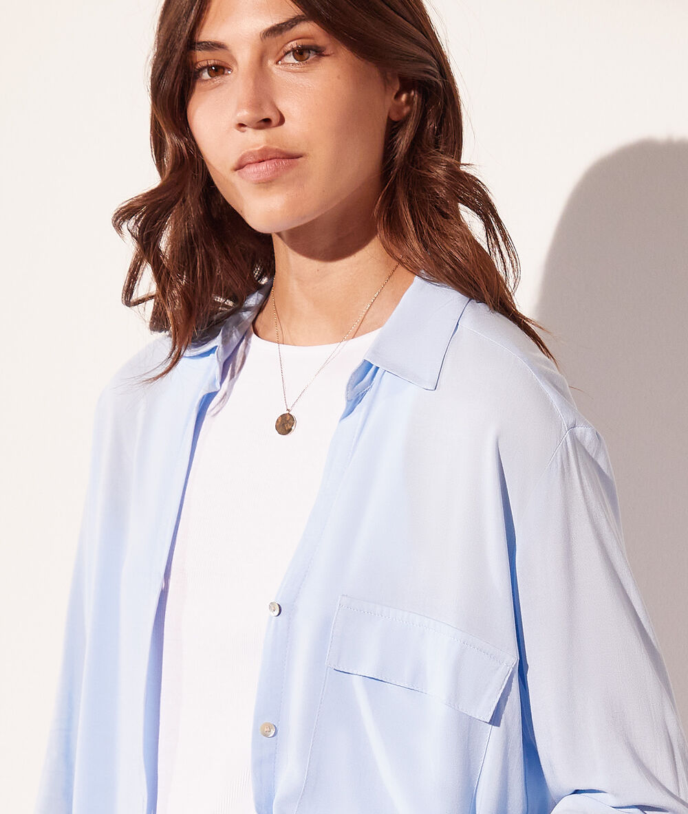 Chemise avec poche bleu ciel.
