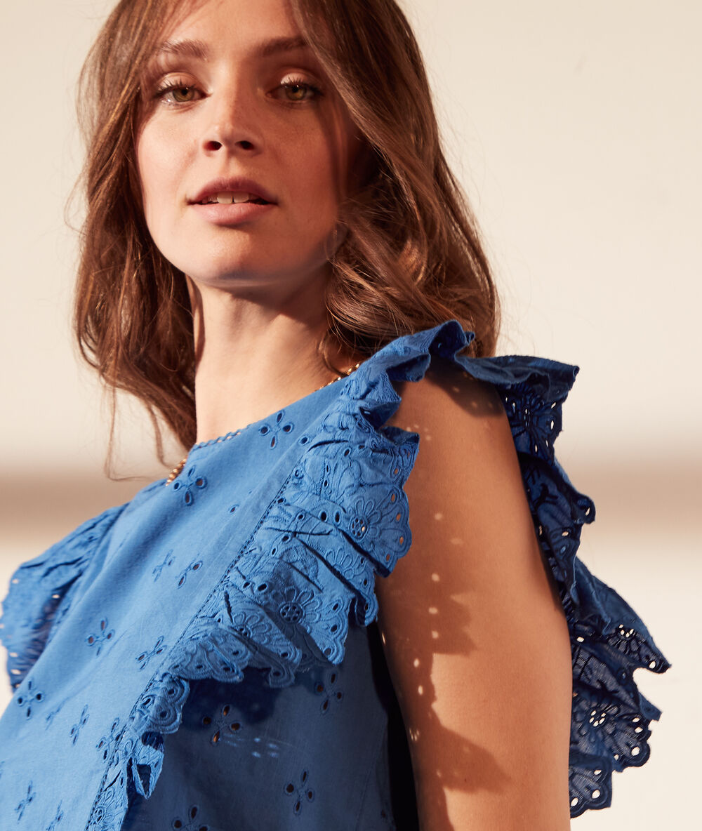 Top à volants avec broderie anglaise bleu roi.