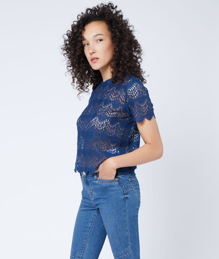 Top ajouré en dentelle cobalt.