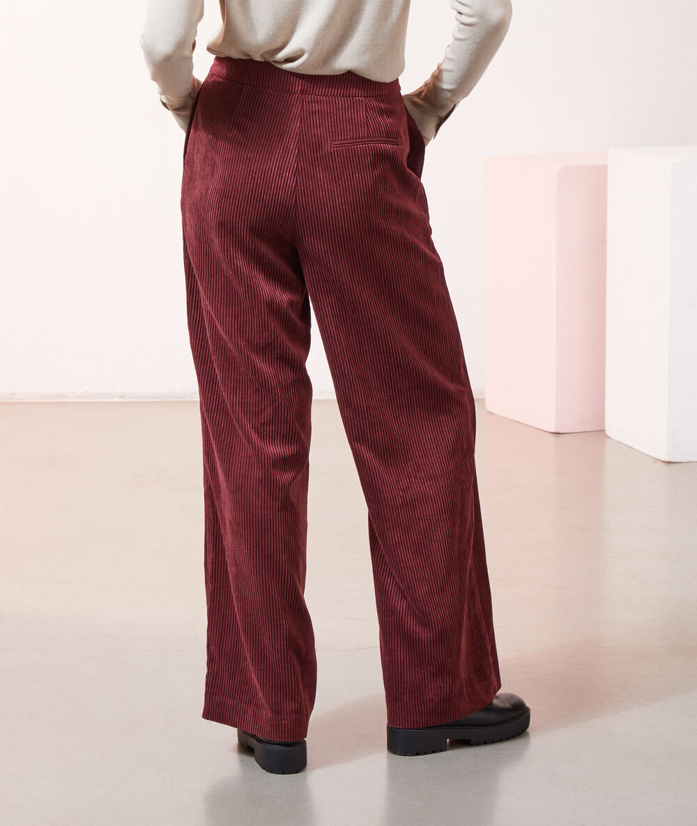 Pantalon large en velours côtelé bordeaux.