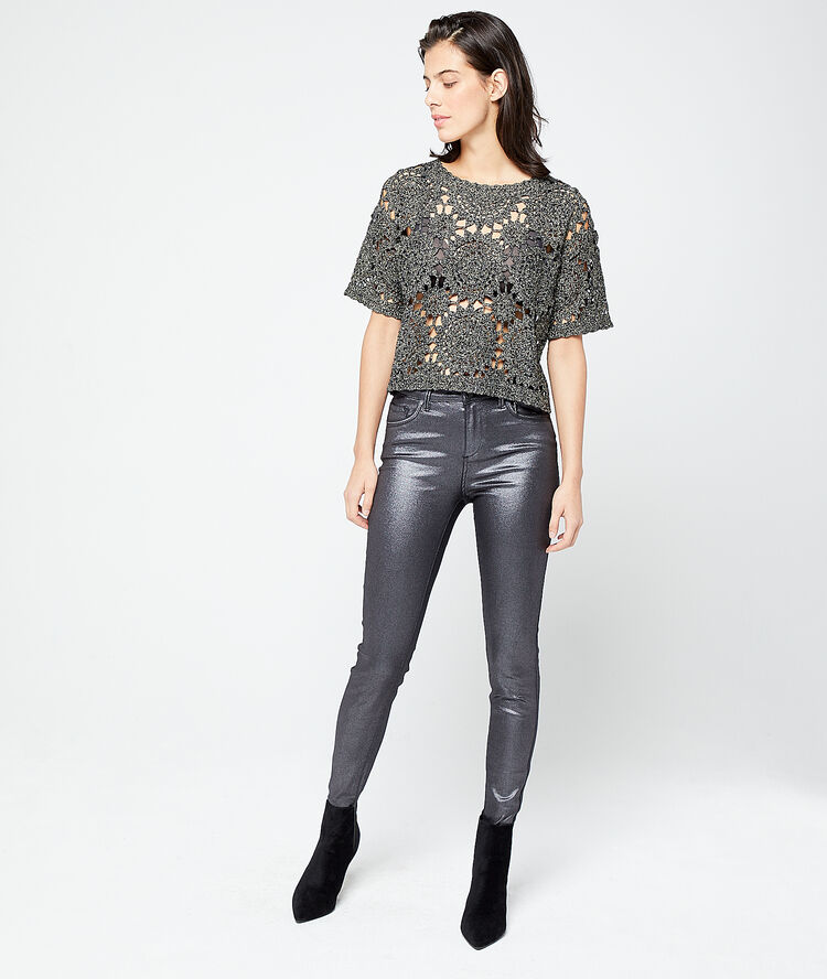 Pull métallisé en crochet noir.
