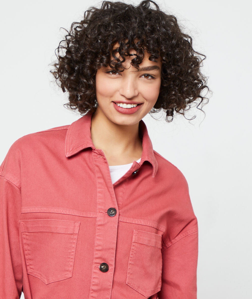 Blouson ceinturé framboise.