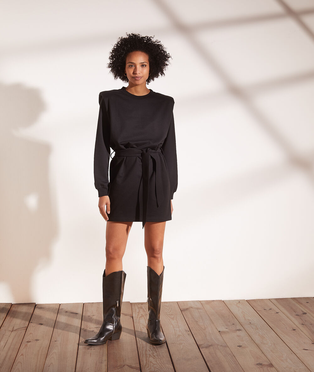 Robe épaulettes ceinturée noir.