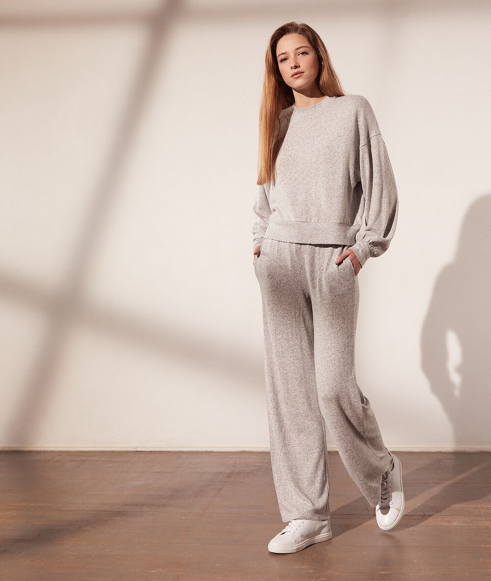 Sweat en maille gris chine clair.