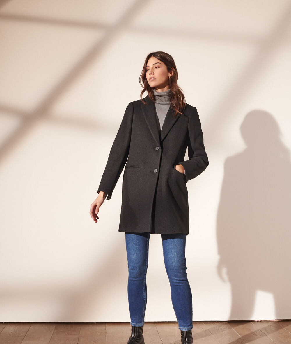Manteau droit noir.
