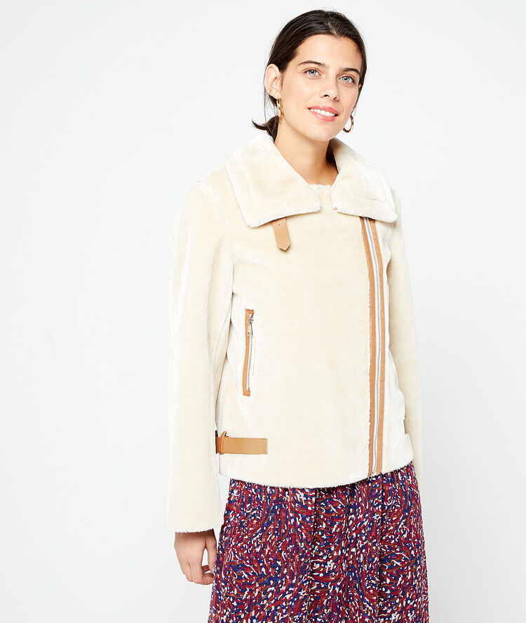 Blouson en fausse fourrure beige rose.
