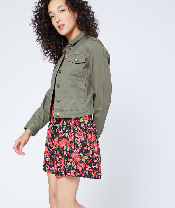 Veste en jean kaki.