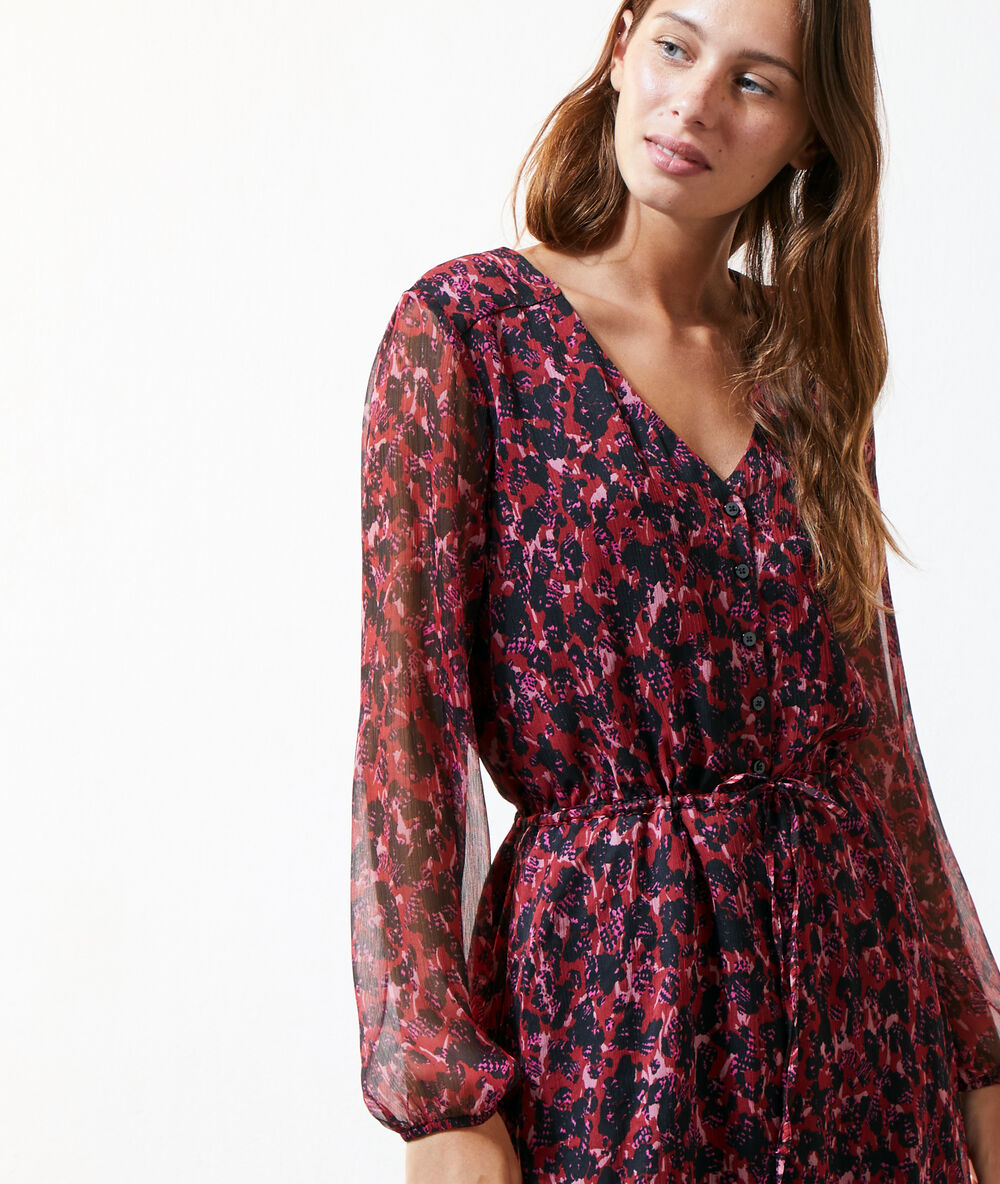 Robe imprimée avec ceinture violine.