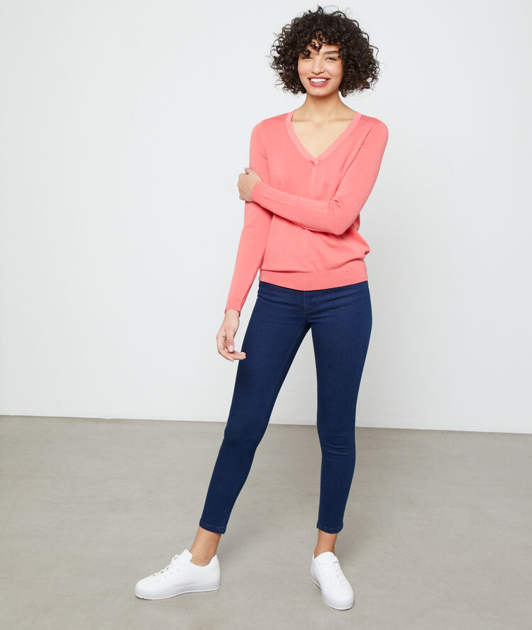 Pull col v en maille fine corail.