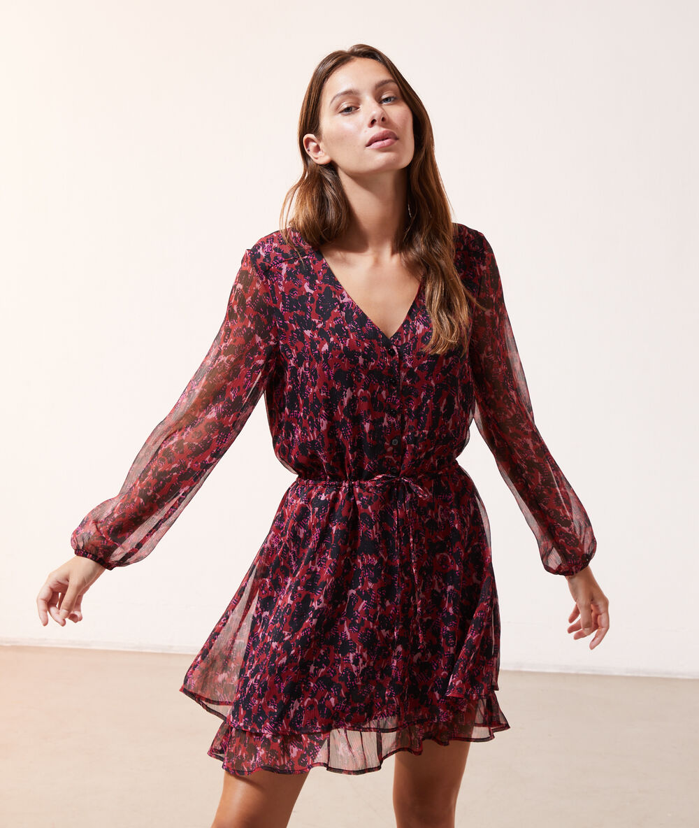 Robe imprimée avec ceinture violine.
