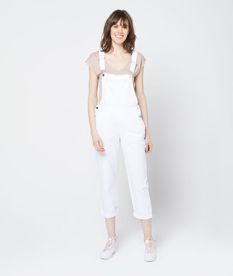 Salopette en jean blanc.