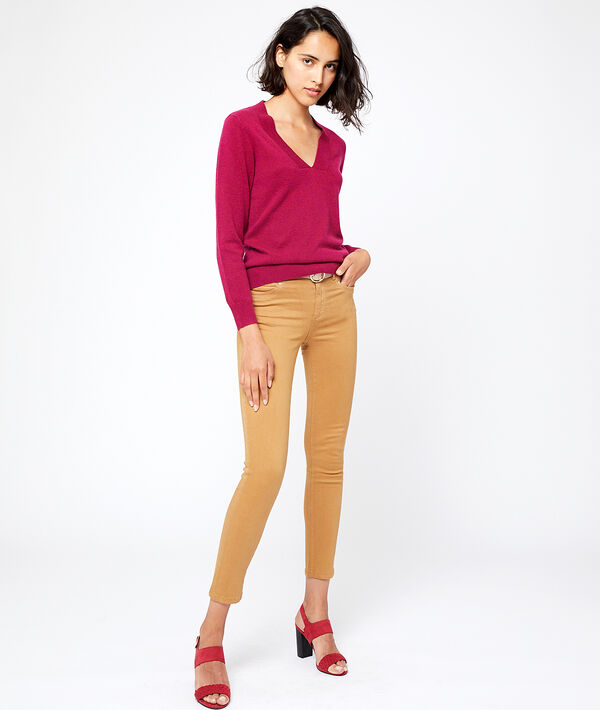 Pull col v en cachemire pourpre.