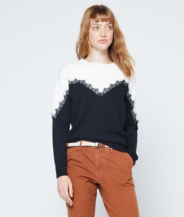 Pull à détails guipure ecru.