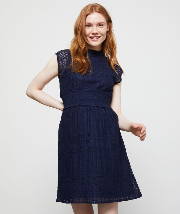 Robe dos ouvert en dentelle guipure marine.