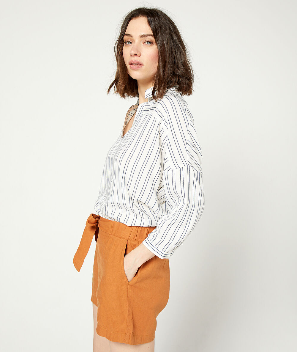 Blouse à rayures marine.