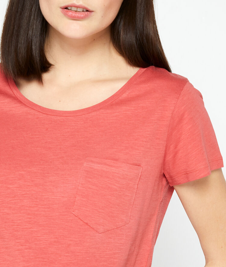 T-shirt col rond framboise.