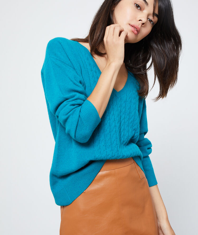 Pull torsadé en cachemire turquoise.