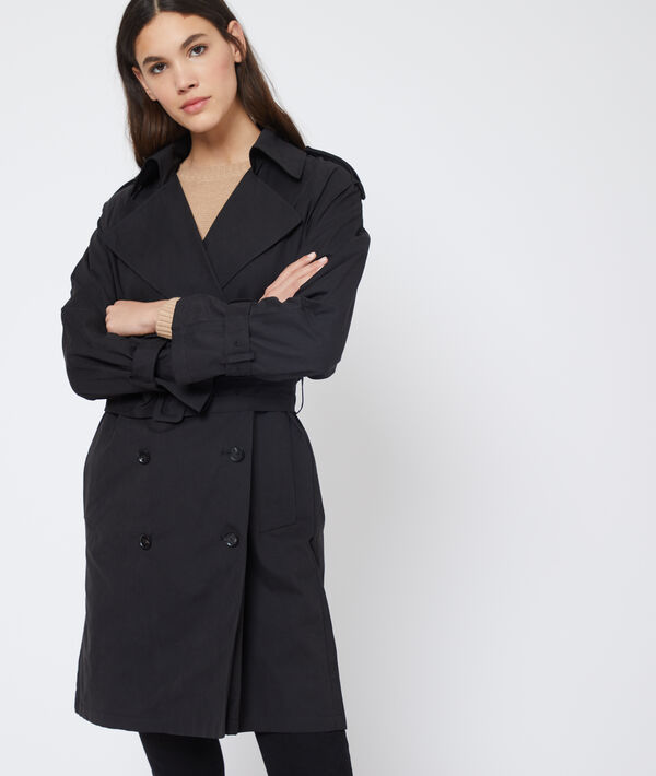 Trench ceinturé noir.